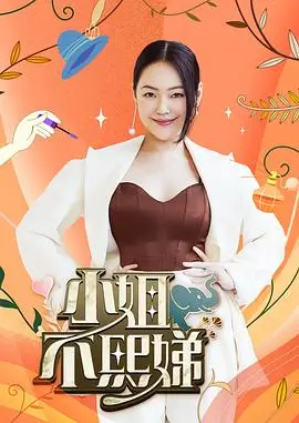 幕后手记配图:编辑在木桌上整理评论手稿